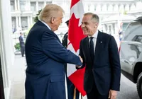 Trump impõe grande tarifa ao Canadá e volta a ameaçar comércio global imagem