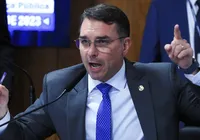 Tudo ou nada? Flávio Bolsonaro pede impeachment de Moraes imagem