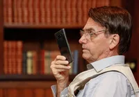 Urgente! Preso, Bolsonaro tem celular apreendido pela PF imagem