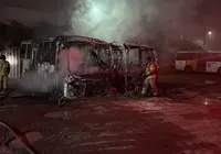 Vídeo: incêndio destrói dois ônibus em garagem na Av. Gal Costa