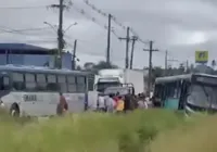 Vídeo: dois ônibus de transporte coletivo colidem em Feira de Santana
