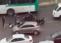 Trânsito trava na Paralela após colisão entre moto e carro na LIP