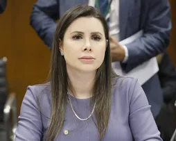Preterida por Carlos Bolsonaro, deputada rompe com o PL - Imagem