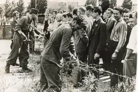 A TARDE preserva fotos raras sobre a construção e a queda do Muro de Berlim - Imagem
