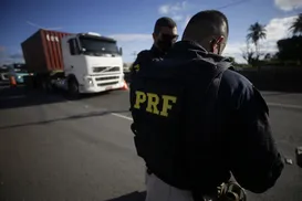 Homem morre após atropelar cavalo e bater em caminhão na BR-324 - Imagem