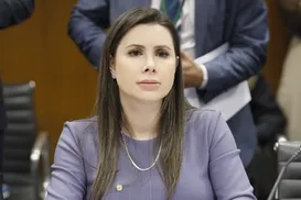 Preterida por Carlos Bolsonaro, deputada rompe com o PL - Imagem