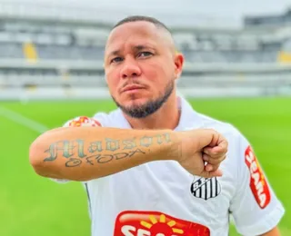 Ex-jogador do Santos dá voadora em suposto ladrão; assista vídeo