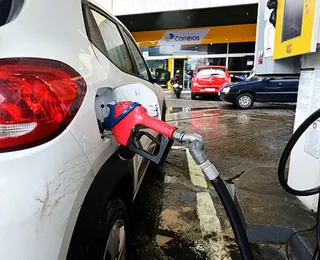 Abastecer carro durante o dia ou noite faz diferença? Saiba a resposta definitiva