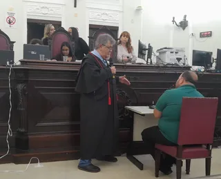 Acusado de crime brutal alega que facadas não foram com intenção de matar