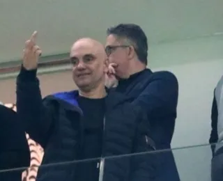 Alexandre de Moraes vai a jogo do Corinthians e faz gesto polêmico
