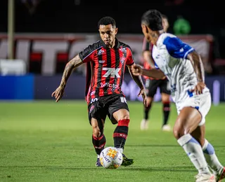 Após eliminação, Matheuzinho diz que o Vitória "perdeu para si mesmo"