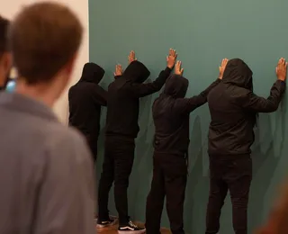 Arte performática ocupa Bahia e provoca debate sobre violência no cotidiano