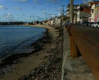 Avanço do mar acelera no litoral de Salvador; entenda o fenômeno