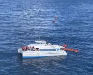 Vídeo: barco afunda após colidir com catamarã na Baía de Todos-os-Santos