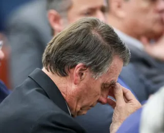 Bolsonaro expõe tornozeleira eletrônica em foto e gera repercussão