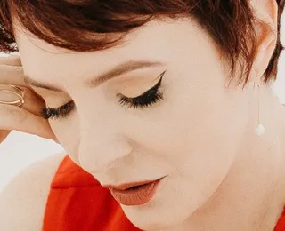 Cantora baiana celebra força feminina em novo lançamento