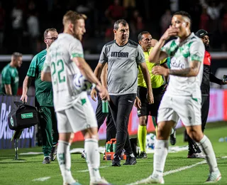 Carille reconhece deficiência do Vitória, que volta a sofrer no fim