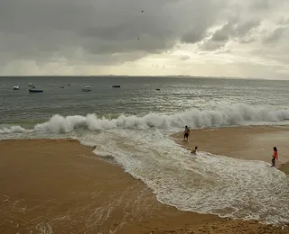 Mar em alerta: ressaca com ondas de até três metros ameaça o litoral