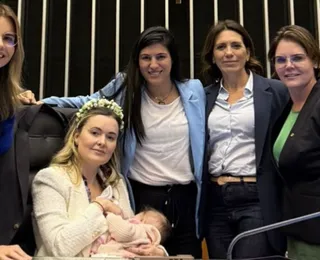 Deputada bolsonarista usa bebê de 'escudo' na Câmara; veja