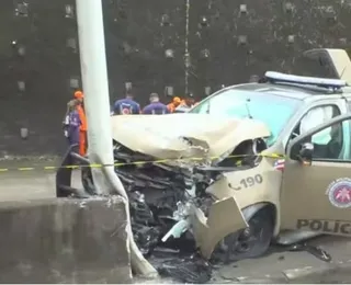Dois policiais ficam gravemente feridos após viatura bater em poste