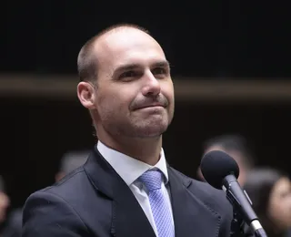 Filho de Bolsonaro pede energia máxima por anistia após prisão de ex-presidente