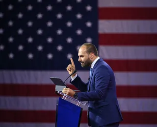 Eduardo Bolsonaro pede para exercer mandato de deputado nos EUA