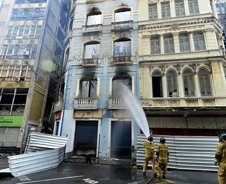 Prédio desaba no Comércio após incêndio; veja o que diz a Codesal