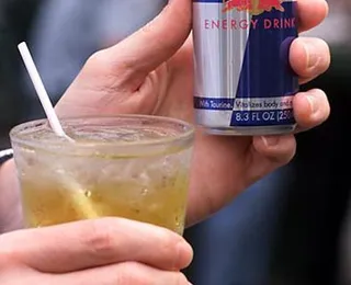 Energético e bebida alcoólica, uma mistura fatal