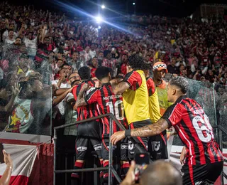 Erick faz gol, comemora com a torcida e é suspenso no Vitória; assista