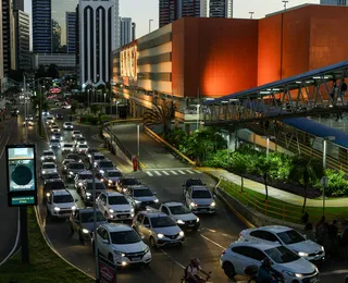 Fila, multa e caos: trânsito no Salvador Shopping segue sem saída