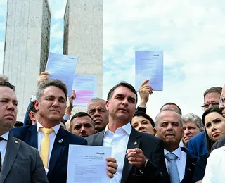 Flávio Bolsonaro apresenta "pacote da paz" com anistia e impeachment de Moraes