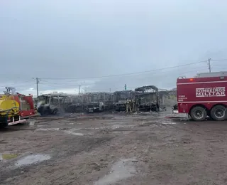 Vídeo: Fogo destrói veículos em garagem de prefeitura de cidade baiana