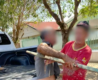 Homem tem pescoço atravessado por madeira e sobrevive; veja vídeo