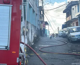 Incêndio de grandes proporções destrói casa na Fazenda Grande do Retiro