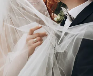 Pode vestido branco em casamento? Influenciadora é expulsa após polêmica