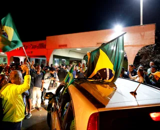 Irritados, vizinhos cogitam expulsar Bolsonaro de condomínio de luxo