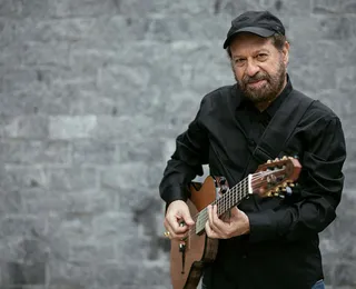 João Bosco faz show com homenagens a Vinicius e Aldir Blanc