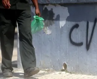 Polícia fecha baile do CV e apreende fuzil, granada e até macaco no Rio