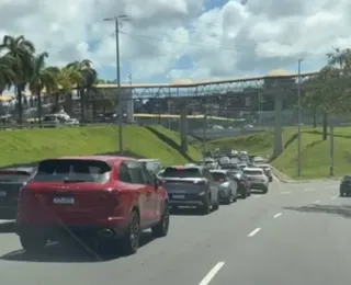 Movimento em torno de shopping trava importante região de Salvador