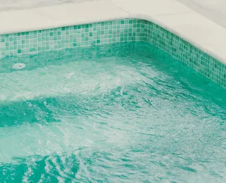 Mulher é encontrada morta em piscina de motel