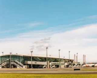 Mulher sofre tentativa de feminicídio em mezanino de aeroporto