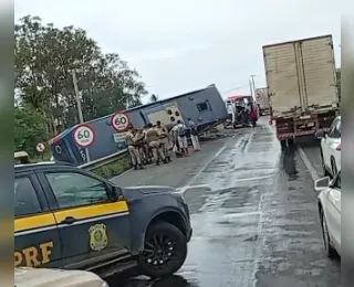 Ônibus tomba em Feira de Santana e deixa feridos