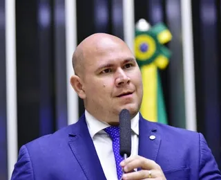 Prefeito expulsa professora de evento após uso de "todes"
