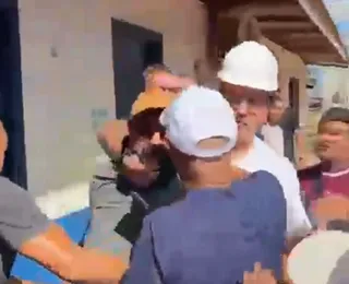 Prefeito não gosta de pergunta e agride jornalista; veja o vídeo