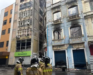 Quatro prédios são atingidos por incêndio de grandes proporções no Comércio