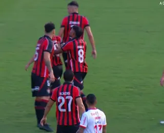 Renato Kayzer e Ronald aparecem abraçados após bate-boca: "Calma!"