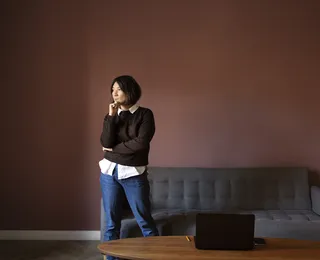 Saiba o que psicologia diz sobre uma pessoa que fala sozinha