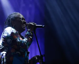 Segunda atração da noite, Sandra Sá enaltece nova Arena A TARDE
