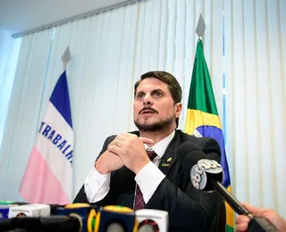 Senador é alvo da PF e terá que usar tornozeleira eletrônica