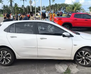 Tentativa de execução: carro é metralhado na orla de Piatã